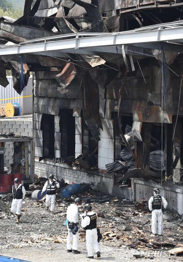 [이천=뉴시스] 김종택 기자 = 1일 경기 이천시 물류창고 공사장 화재 현장에서 경찰과 소방당국,국과수 등 관계자들이 2차 합동감식을 하고 있다. 2020.05.01. semail3778@naver.com