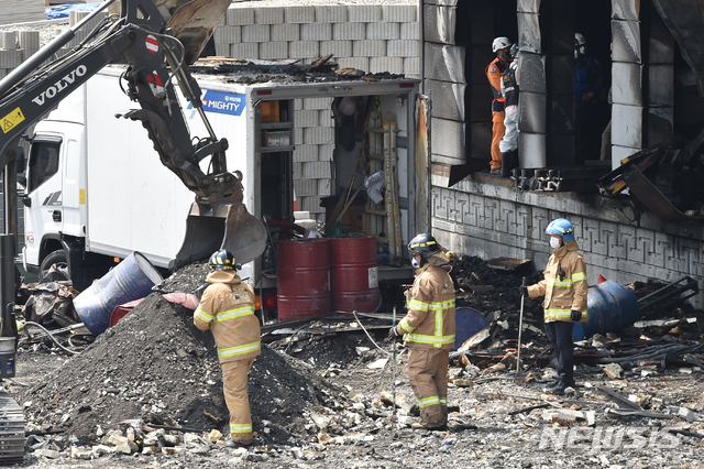 [이천=뉴시스] 김종택 기자 = 1일 경기 이천시 물류창고 공사장 화재 현장에서 소방대원들이 잔해를 조사하고 있다. 2020.05.01. semail3778@naver.com