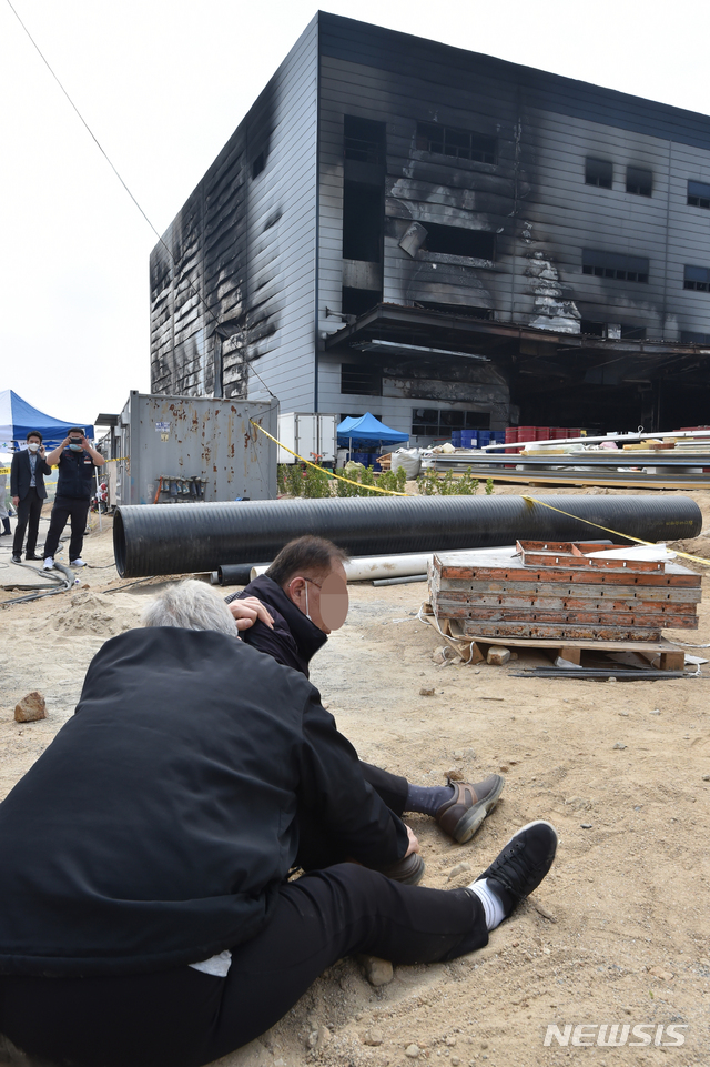 [이천=뉴시스] 김종택 기자 = 1일 경기 이천시 모가면 물류창고 공사장 화재 현장에서 유가족들이 오열하고있다. 2020.05.01.semail3778@naver.com