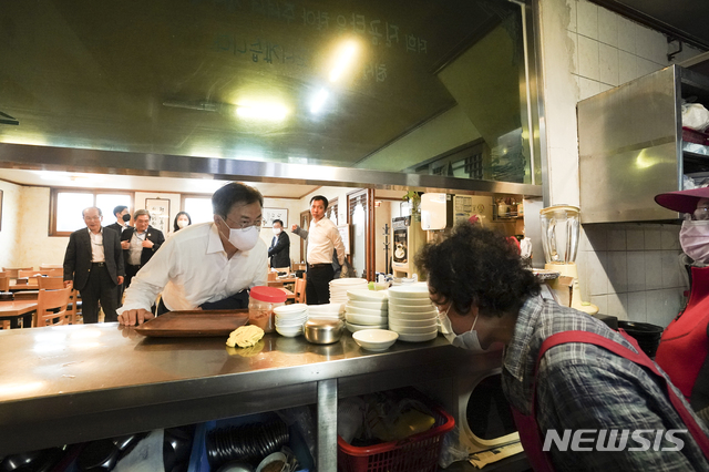 [서울=뉴시스]문재인 대통령이 1일 오후 서울 종로구 한 식당에서 점심 식사를 마친 후 직원들을 격려하고 있다(사진=청와대 제공) 2020.05.01. photo@newsis.com