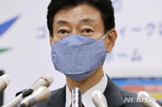 [도쿄=AP/뉴시스] 니시무라 야스토시 일본 경제재정·재생상이 지난 1일 도쿄에서 열린 신종 코로나바이러스 감염증(코로나19) 전문가 회의에 참석한 후 기자회견을 가지고 있다. 2020.04.04. 