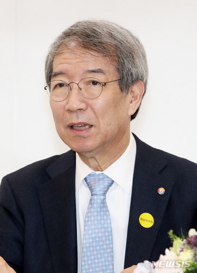 [서울=뉴시스] 고범준 기자 = 정운찬 한국야구위원회(KBO) 총재가 1일 오후 서울 송파구 잠실야구장에서 컨퍼런스룸에서 열린 '코로나19에 대응 안전한 프로야구 운영을 위한 업무협약식'에서 인사말을 하고 있다. 2020.05.01. bjko@newsis.com