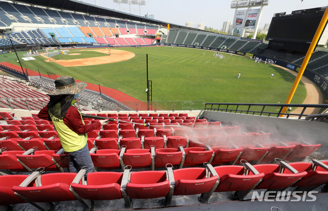 [서울=뉴시스] 고범준 기자 = 오는 5일 프로야구 개막을 앞둔 1일 오후 서울 송파구 잠실야구장에서 관계자가 경기장 방역을 하고 있다. 2020.05.01. bjko@newsis.com