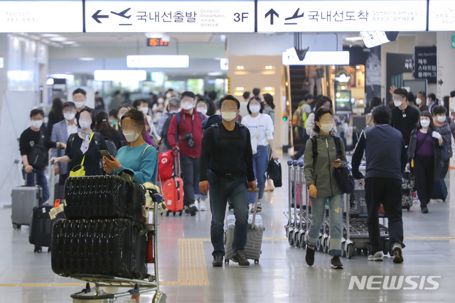 [제주=뉴시스] 우장호 기자 = 노동절 130주년이자 황금연휴 둘째 날인 지난달 1일 제주국제공항 1층 국내선 도착장에 관광객들의 발길이 붐비고 있다. 2020.05.01. woo1223@newsis.com