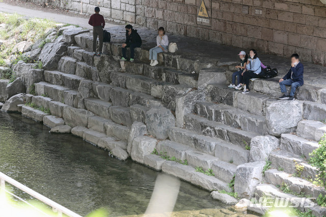 [서울=뉴시스]김병문 기자 = 초여름 날씨를 보이는 1일 오후 서울 종로구 청계천 다리 아래에서 시민들이 더위를 피하고 있다. 2020.05.01. dadazon@newsis.com