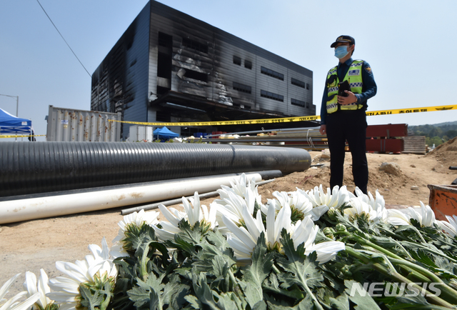[이천=뉴시스] 김종택 기자 = 38명의 사망자가 발생한 경기 이천시 모가면 물류창고 공사장 화재현장에 1일 오후 한 시민단체가 놓아둔 국화꽃이 놓여 있다. 2020.05.01. semail3778@naver.com