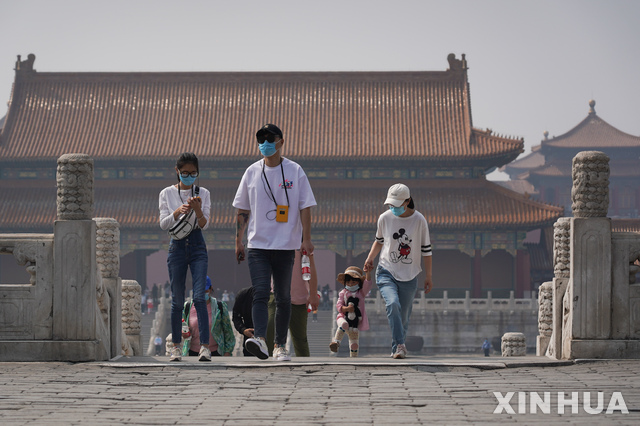 [베이징=신화/뉴시스] 중국 관광객들이 1일 노동절 연휴를 맞아 개장한 베이징 고궁박물원을 찾아 구경하고 있다. 고궁박물원은 신종 코로나바이러스 감염증(코로나19) 확산 방지 차원에서 지난 1월25일 폐쇄한지 3개월여 만에 다시 문을 열었다. 2020.05.01 