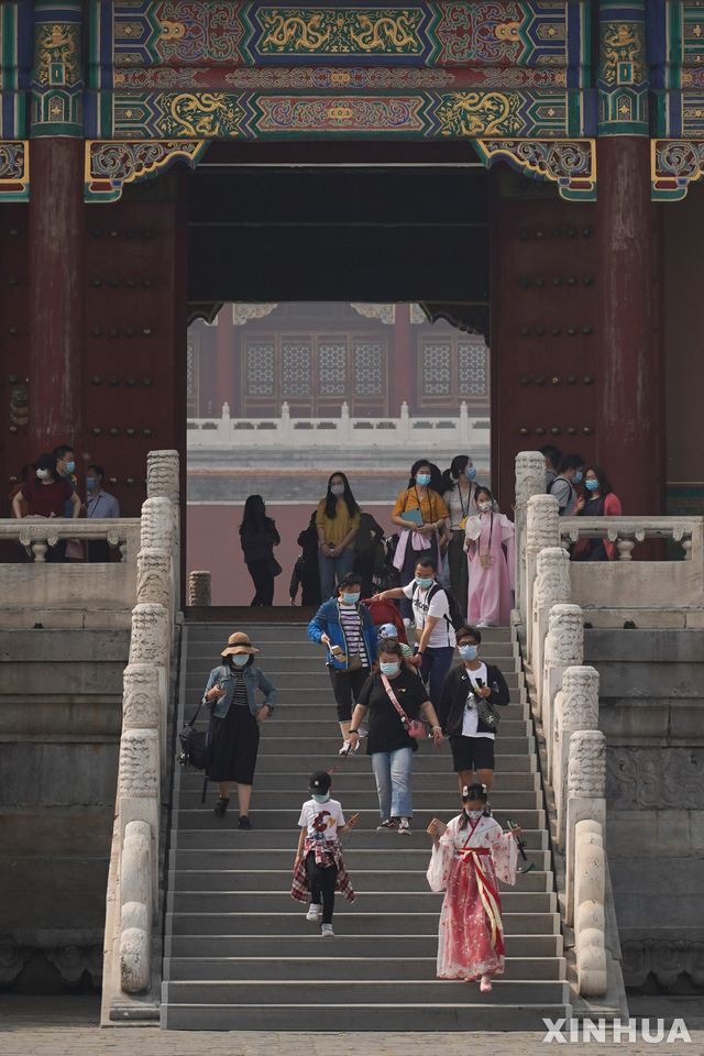 [베이징=신화/뉴시스] 중국 베이징 자금성에서 노동절 연휴 첫날인 1일 사람들이 관광을 즐기고 있다. 2020.05.03 