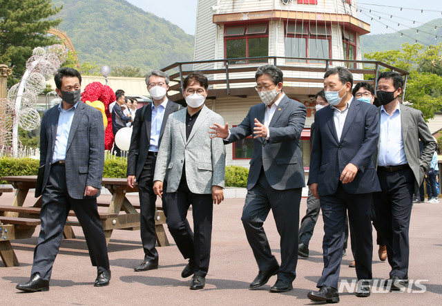 [서울=뉴시스] 박미소 기자 = 박양우 문화체육관광부 장관이 1일 경기 과천시 서울랜드에서 신종코로나바이러스감염증(코로나19) 관련 유원시설업 방역체계 현장을 점검하고 있다. (사진=문화체육관광부 제공) 2020.05.01. photo@newsis.com