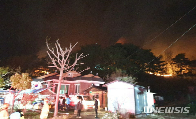 [고성=뉴시스]김경목 기자 = 1일 오후 오후 8시10분께 강원 고성군 토성면 도원리 무릉도원로 인근 주택에서 발생한 불이 산으로 옮겨 붙어 강풍에 번지고 있다. (사진=강원도 산불방지대책본부 제공). 2020.05.01.photo＠newsis.com