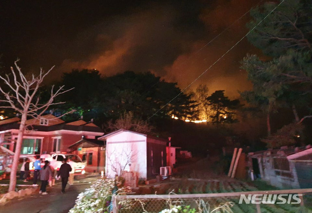 [고성=뉴시스]김경목 기자 = 1일 오후 오후 8시10분께 강원 고성군 토성면 도원리 무릉도원로 인근 주택에서 발생한 불이 산으로 옮겨 붙어 강풍에 번지고 있다. (사진=강원도 산불방지대책본부 제공). 2020.05.01.photo＠newsis.com