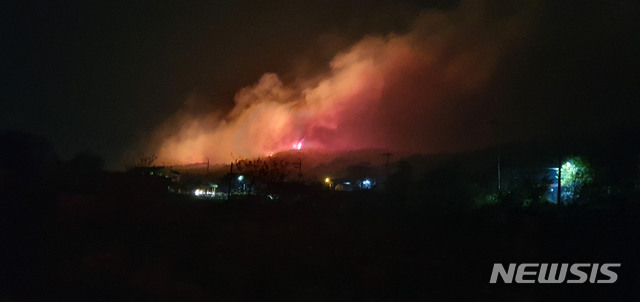 [고성=뉴시스]김경목 기자 = 1일 오후 오후 8시10분께 강원 고성군 토성면 도원리 무릉도원로 인근 주택에서 발생한 불이 산으로 옮겨 붙어 강풍에 번지고 있다. (사진=동부지방산림청 제공). 2020.05.01. photo＠newsis.com 