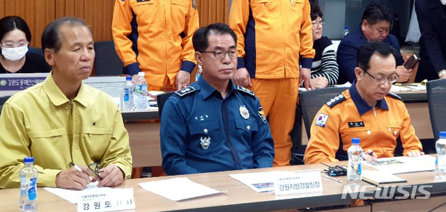 김재규 강원지방경찰청장(가운데)이 2일 오전 고성산불현장대책본부에서 브리핑에 참여하고 있다. (사진=강원도청 제공) 