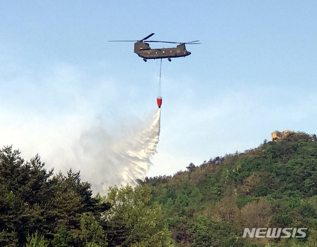 [고성(강원)=뉴시스]김경목 기자 = 육군 시누크 헬리콥터가 2일 오전 강원 고성군 토성면 학야리 산불 지역에 물을 투하하고 있다. (사진=육군 제22보병사단 제공). 2020.05.02.&nbsp; photo＠newsis.com