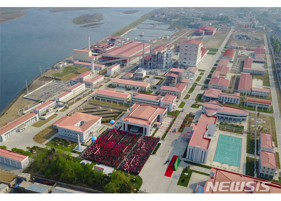 [서울=뉴시스] 북한 노동당 기관지 노동신문은 2일 김정은 국무위원장이 순천인비료공장 준공식에 참석해 준공테이프를 끊었다고 보도했다. 2020.05.02. (사진=노동신문 캡처) photo@newsis.com 