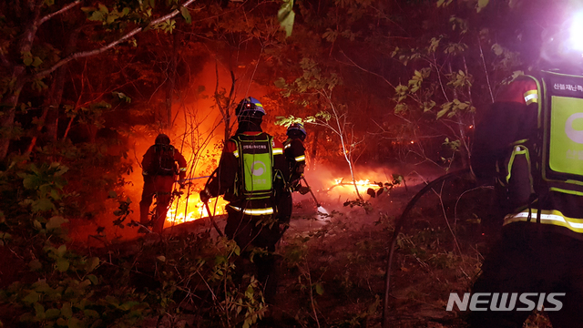 [고성(강원)=뉴시스]김경목 기자 = 산림청 산불재난특수진화대 대원들이 2일 오전 강원 고성군 토성면 도원리에서 화마와 사투를 벌이고 있다. 0시 현재 주택 3채가 소실됐다. 다행히 인명피해는 없었다. (사진=강릉산림항공관리소 제공). 2020.05.02.&nbsp; photo＠newsis.com
