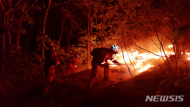 [고성(강원)=뉴시스]김경목 기자 = 산림청 산불재난특수진화대 대원들이 2일 오전 강원 고성군 토성면 도원리에서 화마와 사투를 벌이고 있다. 0시 현재 주택 3채가 소실됐다. 다행히 인명피해는 없었다. (사진=강릉산림항공관리소 제공). 2020.05.02.&nbsp; photo＠newsis.com