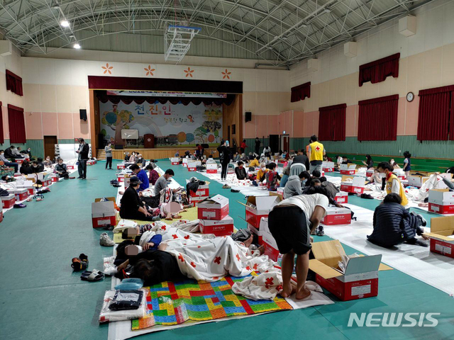 [고성(강원)=뉴시스] 장경일 인턴기자 = 강원 고성군 토성면 주민들이 2일 오전 고성군 토성면 천진초등학교 체육관에 마련된 대피소에서 마음의 안정을 취하고 있다. 0시 현재 주택 3채가 소실됐다. 다행히 인명피해는 없었다. 2020.05.02. jgi1988@newsis.com