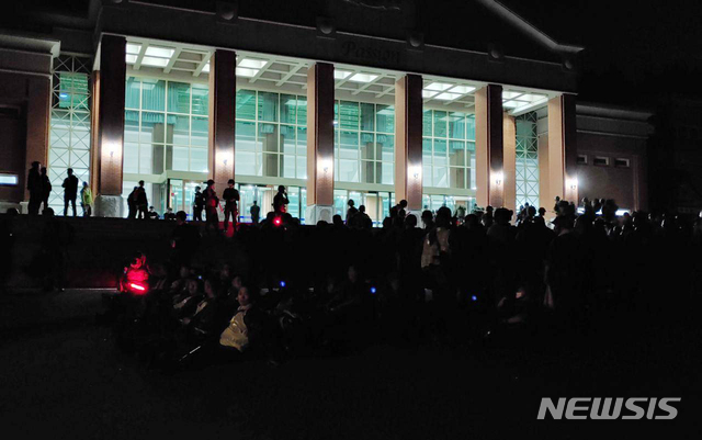 [고성(강원)=뉴시스] 장경일 인턴기자 = 육군 제22보병사단 신병교육대 신병들이 2일 오전 산불 위험지에서 빠져 나와 강원 고성군 토성면 경동대학교에 대피해 있다. 산불로 인해 육군의 인명과 재산피해는 없는 것으로 알려졌다. 2020.05.02. jgi1988@newsis.com