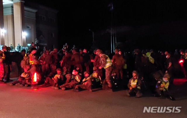[고성(강원)=뉴시스] 장경일 인턴기자 = 육군 제22보병사단 신병교육대 신병들이 2일 오전 산불 위험지에서 빠져 나와 강원 고성군 토성면 경동대학교에 대피해 있다. 산불로 인해 육군의 인명과 재산피해는 없는 것으로 알려졌다. 2020.05.02. jgi1988@newsis.com