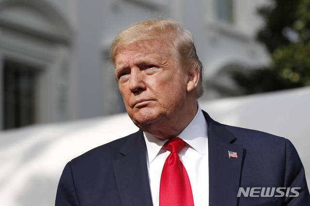 [워싱턴=AP/뉴시스]도널드 트럼프 대통령이 1일(현지시간) 캠프 데이비드 별장으로 가기 위해 백악관을 출발하면서 기자들과 이야기하고 있다. 트럼프 대통령은 이날 김정은 북한 국무위원장의 건재 보도 질문에 "아직은 그에 관해선 얘기하고 싶지 않다. 적절한 시기에 말할 기회가 있을 것"이라고 말했다. 그는 김정은 위원장의 건강상황에 대한 질문에도 "말하고 싶지 않다"고 일축했다. 2020.05.02. 