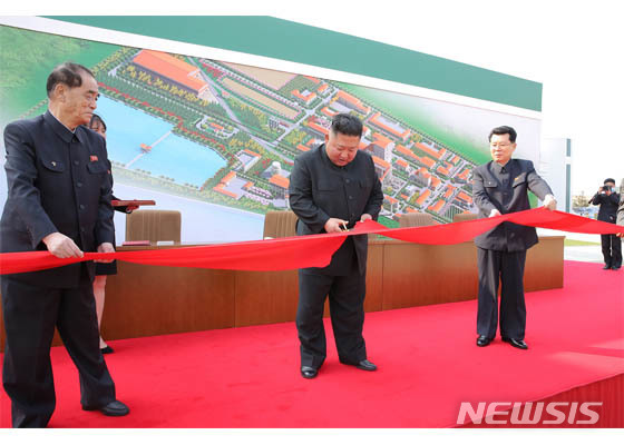 [서울-=뉴시스] 박진희 기자 = 지난 20일 동안 모습을 보이지 않아 갖가지 억측과 소문을 자아낸 북한 김정은 국무위원장이 1일 평안남도 순천에 있는 인비료공장 준공식에 참석했다고 노동신문 2일 보도했다. (사진=노동신문 캡처) 2020.05.02. photo@newsis.com 