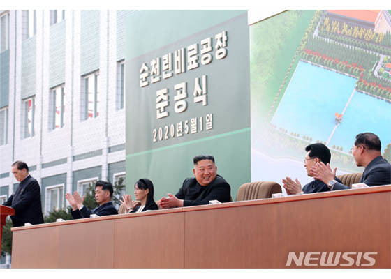 [서울-=뉴시스] 박진희 기자 = 지난 20일 동안 모습을 보이지 않아 갖가지 억측과 소문을 자아낸 북한 김정은 국무위원장이 1일 평안남도 순천에 있는 인비료공장 준공식에 참석했다고 노동신문 2일 보도했다. (사진=노동신문 캡처) 2020.05.02. photo@newsis.com 
