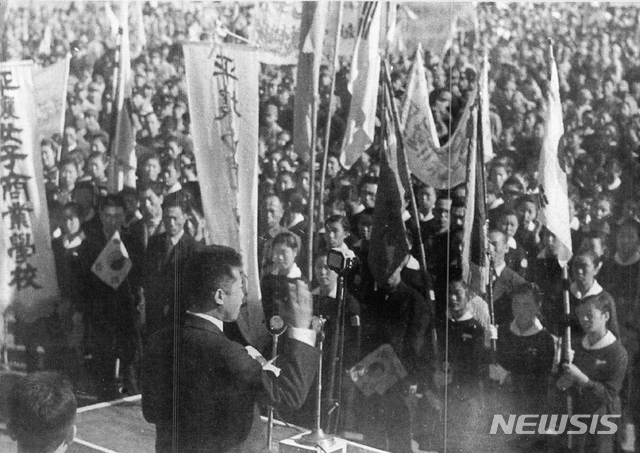 [서울=뉴시스] 1945년 11월 3일 평양시 공설운동장(지금의 김일성경기장)에서 진행된 광주학생사건 16주년기념 평양시학생청년군중대회에 참석한 김일성이 연설하고 있다. 이날 김일성은 “종합대학 창설”을 공식화했다고 한다. (사진=미디어한국학 제공) 2020.05.03. photo@newsis.com