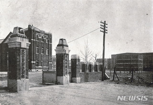 [서울=뉴시스] 1926년 설립된 경성제국대학(京城帝國大學) 법문학부의 교사 모습. 해방 후 경성대학 문학부로 바뀌었고, 1946년 국립서울대학교가 설치되면서 문리과대학으로 이어졌다. (사진=미디어한국학 제공) 2020.05.03. photo@newsis.com