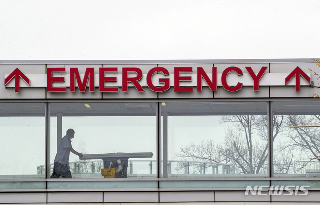 [뉴욕=AP/뉴시스]4월20일(현지시간) 미국 뉴욕의 한 병원에서 의료인이 환자용 침대를 옮기고 있다. 2020.05.05.