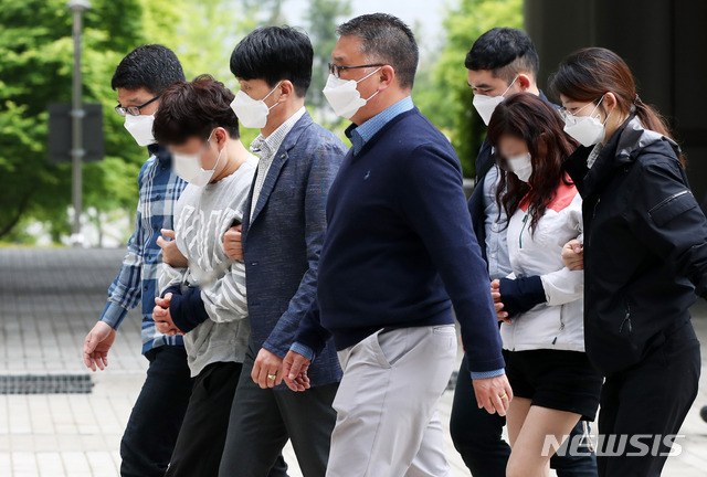 [서울=뉴시스] 고범준 기자 = 자신의 어머니와 아들을 살해하고 도주한 혐의를 받는 40대 남성 허모(앞줄 왼쪽에서 두번째)씨와 도피를 도운 여성 한모(뒷줄 가운데)씨가 2일 오후 서울 서초구 서울중앙지법에서 열린 구속 전 피의자 심문(영장실질심사)을 받기 위해 출석하고 있다. 2020.05.02. bjko@newsis.com