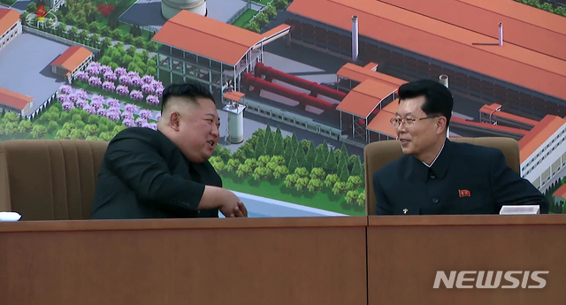 [서울=뉴시스] 북한 조선중앙TV가 2일 김정은 국무위원장이 평안남도 순천에 있는 인비료공장 준공식에 참석했다고 보도하고 있다. (사진=조선중앙TV 캡처) 2020.05.02.&nbsp; photo@newsis.com