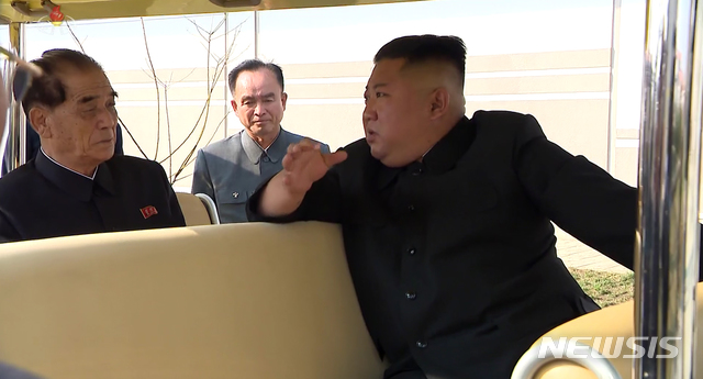 [서울=뉴시스] 북한 조선중앙TV가 2일 김정은 국무위원장이 평안남도 순천에 있는 인비료공장 준공식에 참석했다고 보도하고 있다. (사진=조선중앙TV 캡처) 2020.05.02.&nbsp; photo@newsis.com