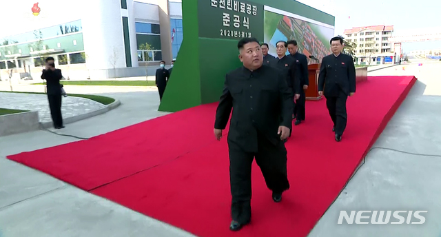 [서울=뉴시스] 북한 조선중앙TV가 2일 김정은 국무위원장이 평안남도 순천에 있는 인비료공장 준공식에 참석했다고 보도하고 있다. (사진=조선중앙TV 캡처) 2020.05.02.&nbsp; photo@newsis.com
