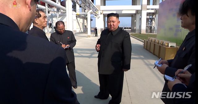 [서울=뉴시스] 북한 조선중앙TV가 2일 김정은 국무위원장이 평안남도 순천에 있는 인비료공장 준공식에 참석했다고 보도하고 있다. (사진=조선중앙TV 캡처) 2020.05.02.&nbsp; photo@newsis.com