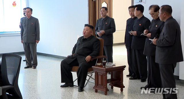 [서울=뉴시스] 북한 조선중앙TV가 2일 김정은 국무위원장이 평안남도 순천에 있는 인비료공장 준공식에 참석했다고 보도하고 있다. (사진=조선중앙TV 캡처) 2020.05.02.&nbsp; photo@newsis.com