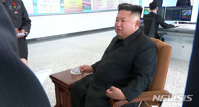 [서울=뉴시스] 북한 조선중앙TV가 2일 김정은 국무위원장이 평안남도 순천에 있는 인비료공장 준공식에 참석했다고 보도하고 있다. (사진=조선중앙TV 캡처) 2020.05.02.&nbsp; photo@newsis.com