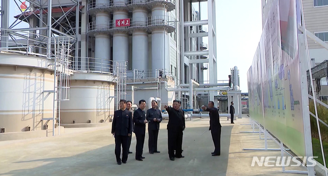 [서울=뉴시스] 북한 조선중앙TV가 2일 김정은 국무위원장이 평안남도 순천에 있는 인비료공장 준공식에 참석했다고 보도하고 있다. (사진=조선중앙TV 캡처) 2020.05.02. photo@newsis.com