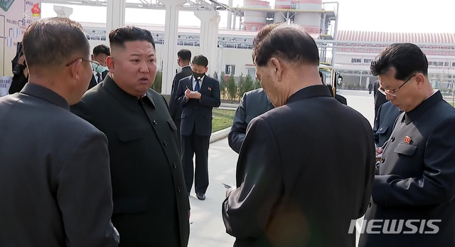 [서울=뉴시스] 북한 조선중앙TV가 2일 김정은 국무위원장이 평안남도 순천에 있는 인비료공장 준공식에 참석했다고 보도하고 있다. (사진=조선중앙TV 캡처) 2020.05.02.&nbsp; photo@newsis.com