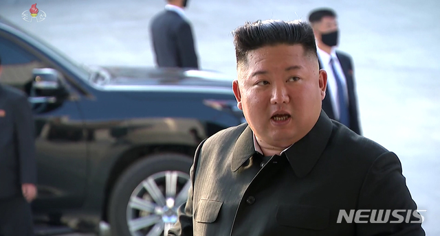 [서울=뉴시스] 북한 조선중앙TV가 2일 김정은 국무위원장이 평안남도 순천에 있는 인비료공장 준공식에 참석했다고 보도하고 있다. (사진=조선중앙TV 캡처) 2020.05.02. photo@newsis.com