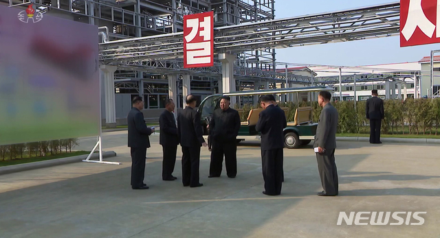 [서울=뉴시스] 북한 조선중앙TV가 2일 김정은 국무위원장이 평안남도 순천에 있는 인비료공장 준공식에 참석했다고 보도하고 있다. (사진=조선중앙TV 캡처) 2020.05.02.&nbsp; photo@newsis.com