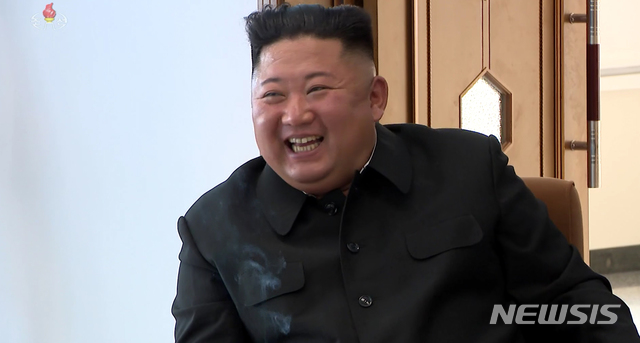 [서울=뉴시스] 북한 조선중앙TV가 2일 김정은 국무위원장이 평안남도 순천에 있는 인비료공장 준공식에 참석했다고 보도하고 있다. (사진=조선중앙TV 캡처) 2020.05.02. photo@newsis.com