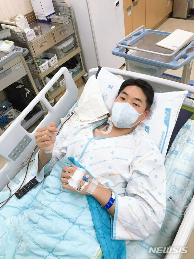 [서울=뉴시스] 육군은 3일 8사단 천둥대대 서화정 하사와 8군단 군사경찰대 신성호 일병이 지난달 급성 골수성 백혈병을 앓고 있는 환자에게 조혈모세포를 기증했다고 밝혔다. 2020.05.03. (사진=육군 제공) photo@newsis.com
