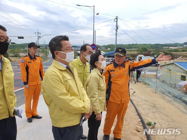 [이천=뉴시스] 김경호 기자= 김현미 국토교통부 장관이 3일 오전 11시3분께 경기 이천 화재참사 현장에서 소방 관계자로부터 화재 당시 상황에 대해 설명을 듣고 있다. 2020.05.03kgh@newsis.com 