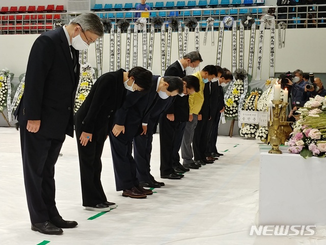 [이천=뉴시스] 안형철기자=3일 오전 10시10분께 정세균 국무총리, 이재갑 고용노동부장관, 김현미 국토교통부 장관은 4월29일 발생한 이천 화재참사 사망자를 기리는 합동분향소에 방문, 희생자 영정에 헌화, 조문했다. 2020.05.03.goahc@newsis.com 