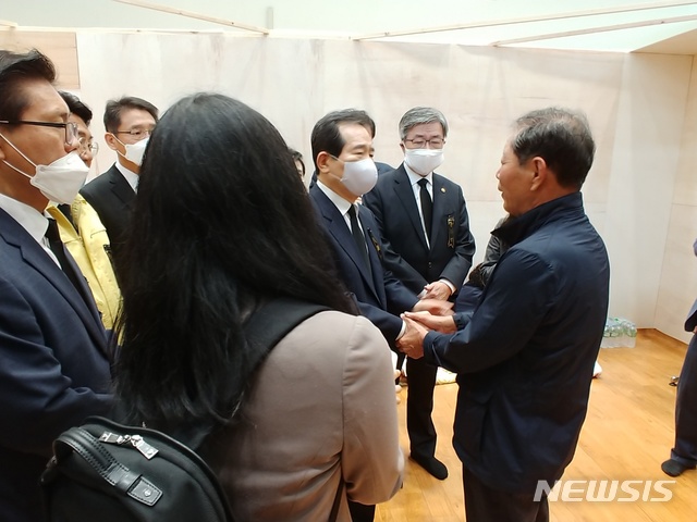 [이천=뉴시스]안형철기자=3일 오전 10시10분께 정세균 국무총리, 이재갑 고용노동부장관, 김현미 국토교통부 장관 등 정부관계자는 4월29일 발생한 이천 화재참사 사망자를 기리는 합동분향소에 방문해 유가족들과 20여분 동안 면담을 진행했다. 2020.05.03.goahc@newsis.com 