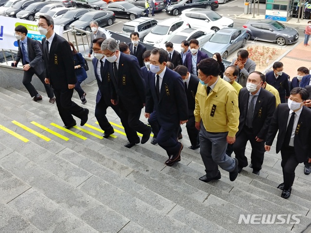 [이천=뉴시스] 안형철기자=3일 오전 10시10분께 정세균 국무총리, 이재갑 고용노동부장관, 김현미 국토교통부 장관은 4월29일 발생한 이천 화재참사 사망자를 기리는 합동분향소에 방문, 희생자 영정에 헌화하고 유가족들과 면담을 진행했다. 2020.05.03.goahc@newsis.com 