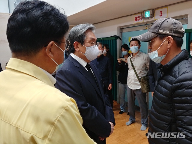 【이천=뉴시스】안형철기자=노영민 대통령비서실장은 3일 오후 5시25분께 이천 화재참사 사망자 합동분향소를 방문해 유족들과 면담을 진행했다. 사진은 노 실장과 박종필 유족대표가 이야기 나누는 모습 2020.05.03.goahc@newsis.com