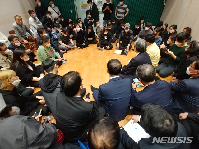 【이천=뉴시스】안형철기자=노영민 대통령비서실장은 3일 오후 5시25분께 이천 화재참사 사망자 합동분향소를 방문해 유족들과 약 50분 동안 면담을 진행했다. 2020.05.03. goahc@newsis.com