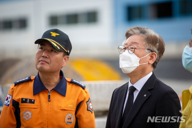 【이천=뉴시스】김경호 기자= 이재명 경기도지사가 3일 이천 화재참사 현장에서 이천소방서 관계자와 참담한 표정으로 불에 탄 건물을 보고 있다. 2020.05.03(사진= 경기도 제공)photo@newsis.com 